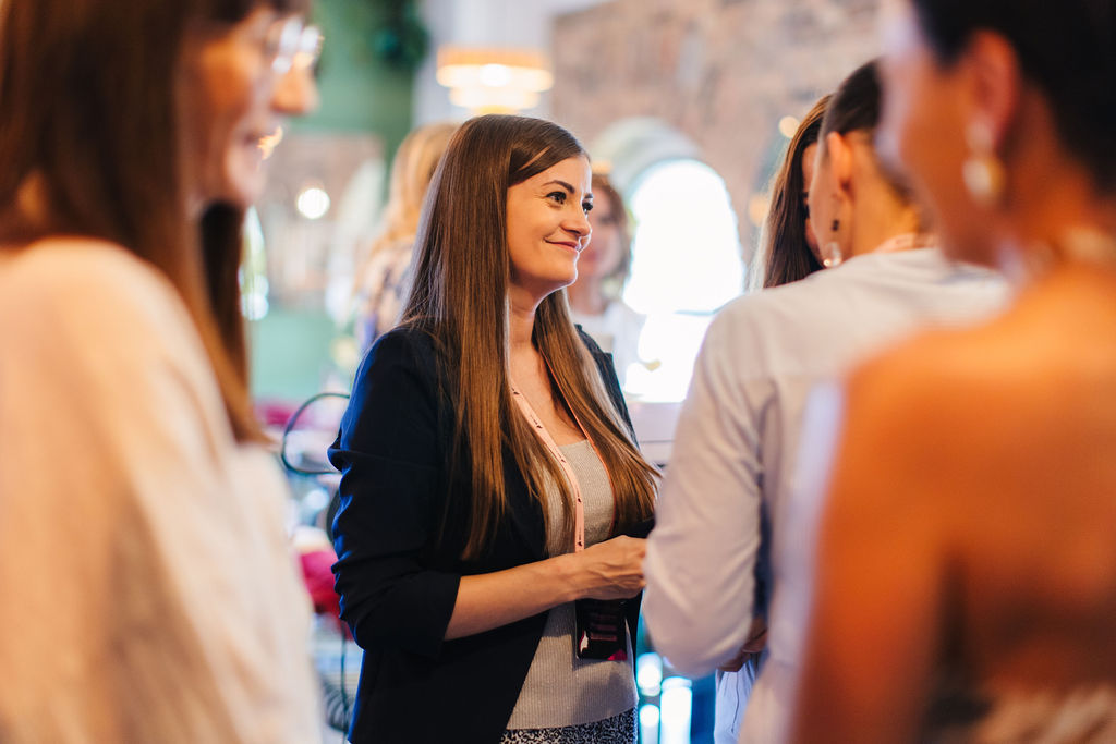 Networking uczestniczek przy stolikach WFS Ladies